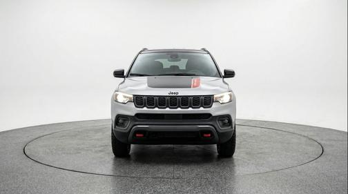 Silver Zynith Metallic Clearcoat 2025 Jeep Compass Trailhawk