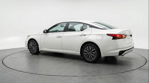 Glacier White 2025 Nissan Altima SV FWD