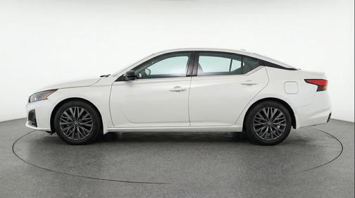 Glacier White 2025 Nissan Altima SV FWD