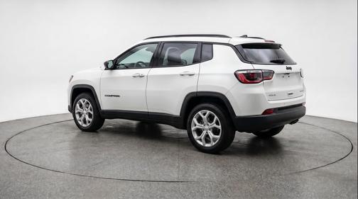 Bright White Clearcoat 2025 Jeep Compass Latitude