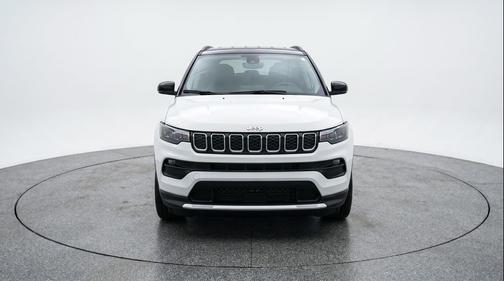 Bright White Clearcoat 2025 Jeep Compass Latitude