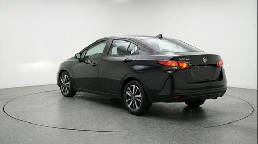 Super Black 2025 Nissan Versa 1.6 SV