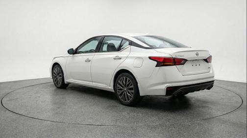Glacier White 2025 Nissan Altima SV FWD