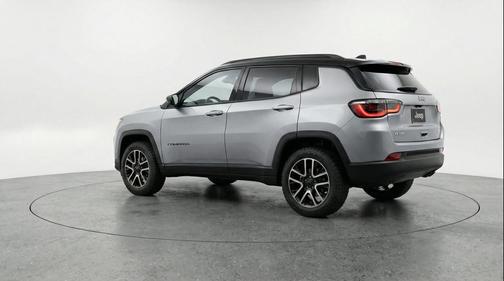 Silver Zynith Metallic Clearcoat 2025 Jeep Compass Trailhawk