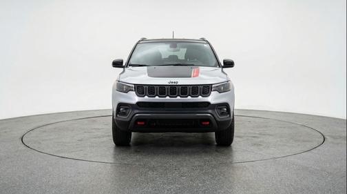 Silver Zynith Metallic Clearcoat 2025 Jeep Compass Trailhawk