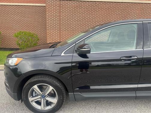 Black 2020 Ford Edge SEL