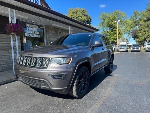 Gray 2018 Jeep Grand Cherokee Altitude