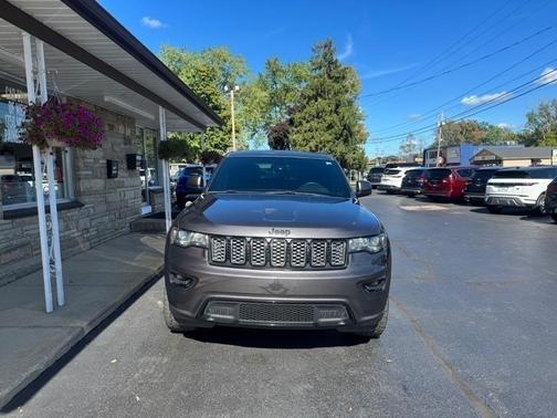 Gray 2018 Jeep Grand Cherokee Altitude