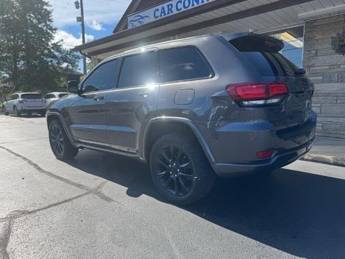 Gray 2018 Jeep Grand Cherokee Altitude