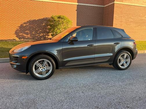 2017 Porsche Macan BASE
