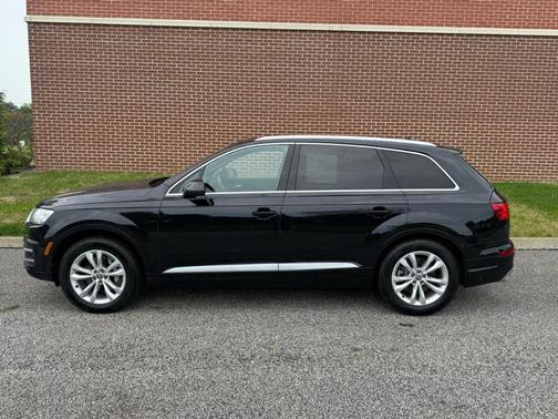 Orca Black Metallic 2017 Audi Q7 3.0T Premium Plus