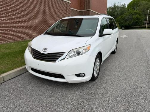 White 2014 Toyota Sienna Limited