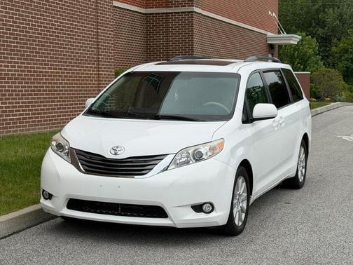 White 2014 Toyota Sienna Limited