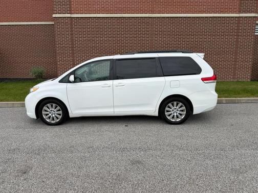 White 2014 Toyota Sienna Limited