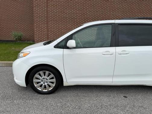 White 2014 Toyota Sienna Limited