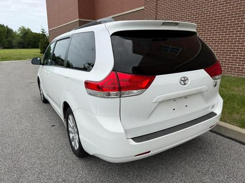 White 2014 Toyota Sienna Limited