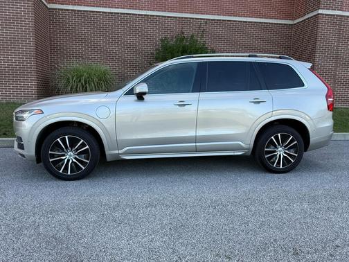2016 Volvo XC90 Hybrid T8 Momentum