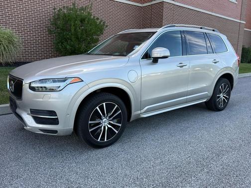 2016 Volvo XC90 Hybrid T8 Momentum