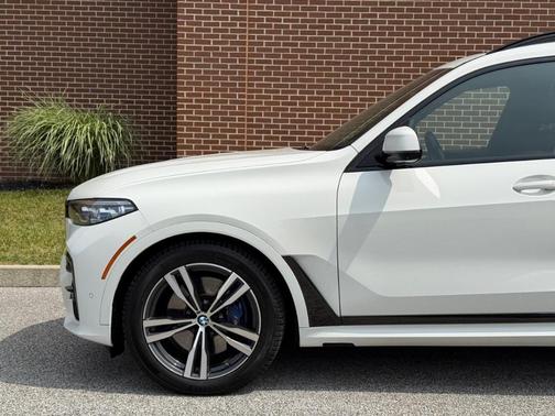 White 2021 BMW X7 M50i
