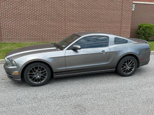 Gray 2013 Ford Mustang V6 Premium
