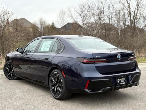 2025 BMW 740 i xDrive