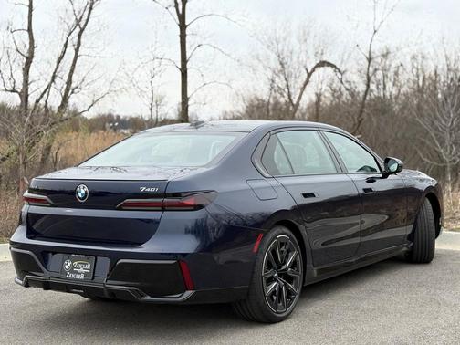 2025 BMW 740 i xDrive