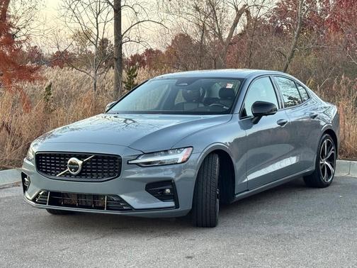 2024 Volvo S60 B5 Plus Dark Theme