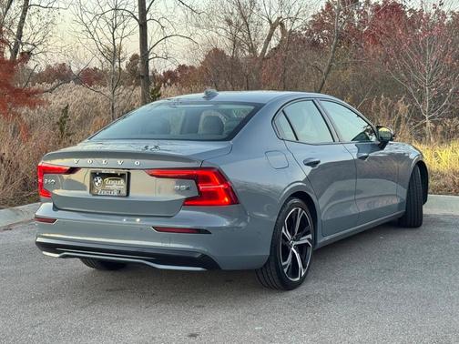 2024 Volvo S60 B5 Plus Dark Theme