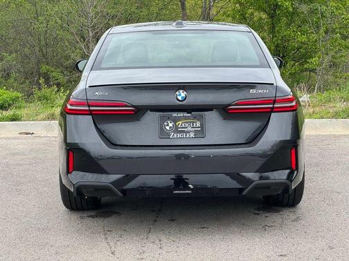 Dark Graphite Metallic 2026 BMW 530 i xDrive