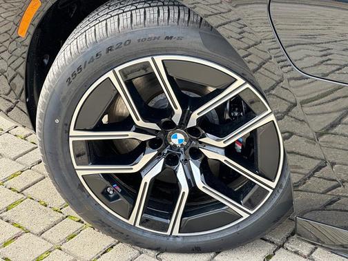 2025 BMW 750e xDrive
