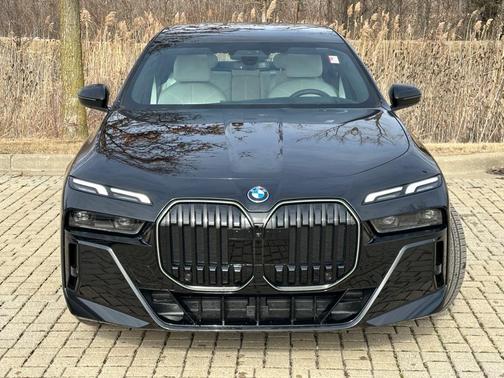 2025 BMW 750e xDrive