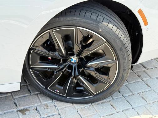 2025 BMW 760 760i xDrive