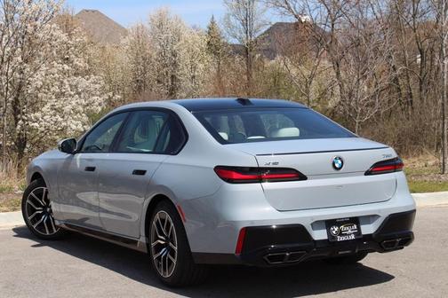 2025 BMW 760 760i xDrive
