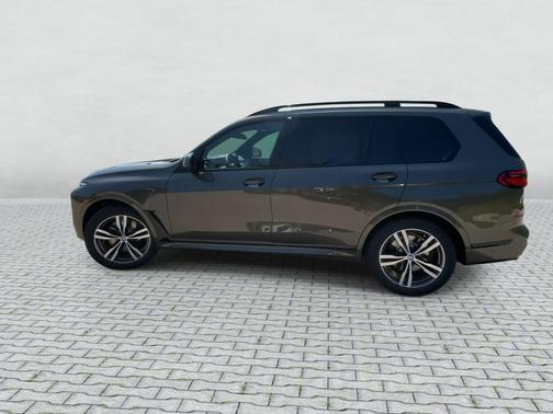 Manhattan Green Metallic 2027 BMW X7 xDrive40i