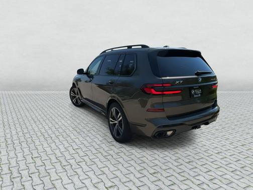 Manhattan Green Metallic 2027 BMW X7 xDrive40i