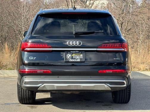Mythos Black Metallic 2024 Audi Q7 55 Premium