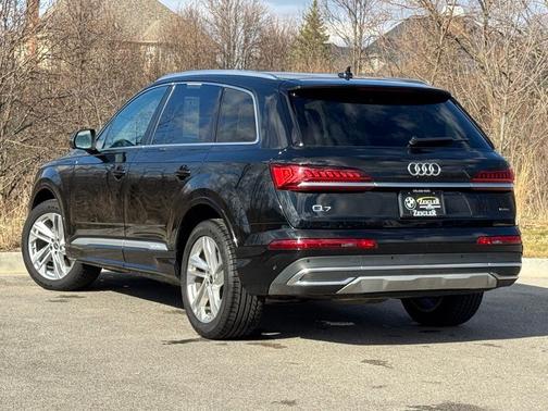 Mythos Black Metallic 2024 Audi Q7 55 Premium