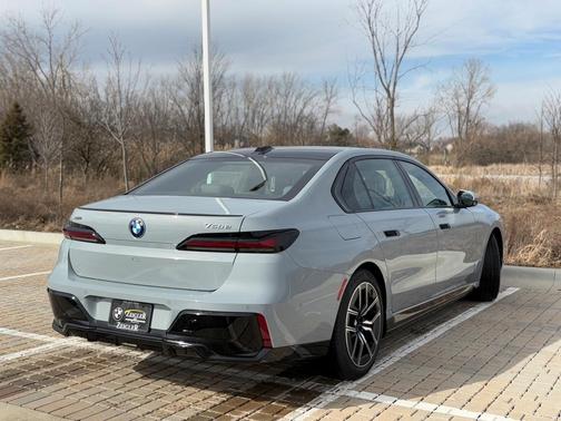 2025 BMW 750e xDrive