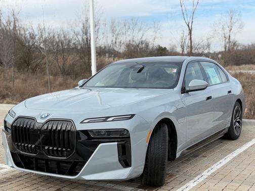 2025 BMW 750e xDrive