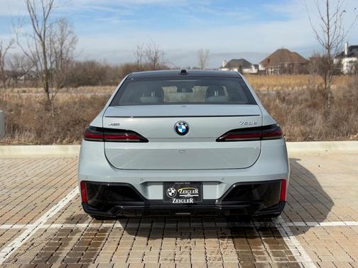 2025 BMW 750e xDrive
