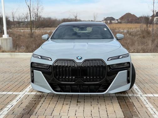 2025 BMW 750e xDrive