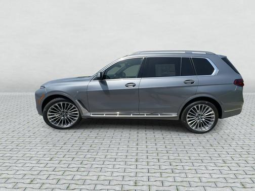 Gray 2027 BMW X7 xDrive40i
