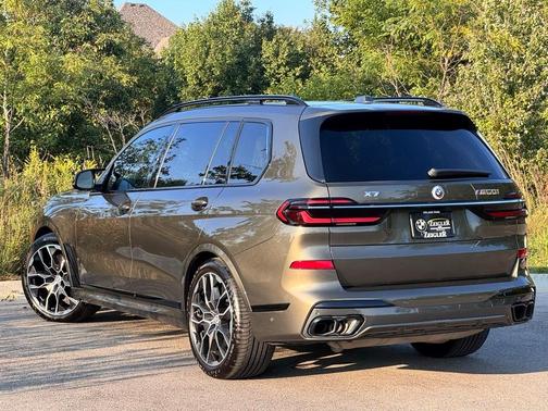 2023 BMW X7 M60i
