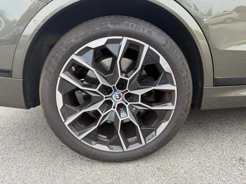 2023 BMW X7 M60i