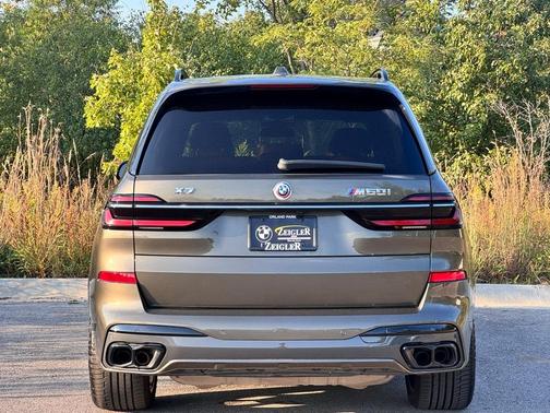 2023 BMW X7 M60i
