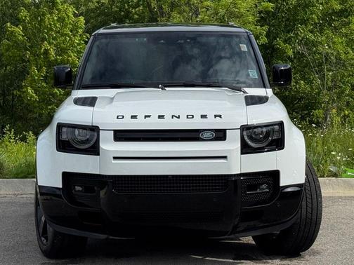 Fuji White 2024 Land Rover Defender P400 X-Dynamic SE