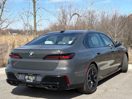 2025 BMW 760 760i xDrive