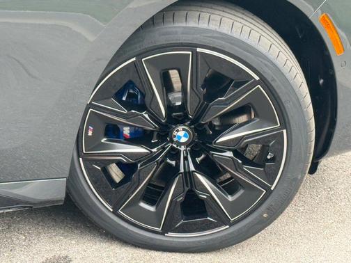2025 BMW 740 i xDrive