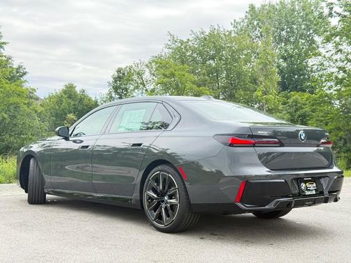 2025 BMW 740 i xDrive