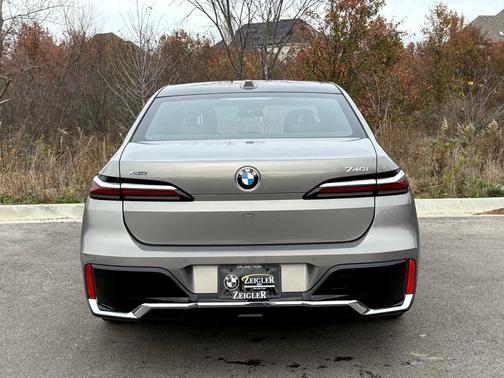 2025 BMW 740 i xDrive